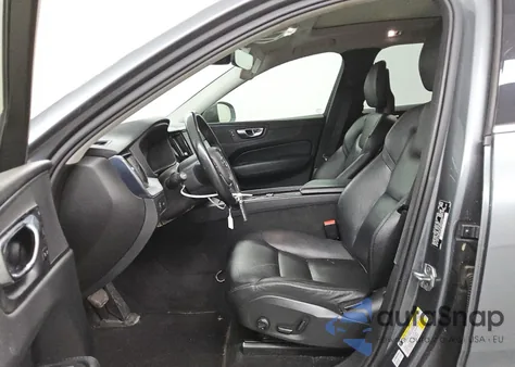 2018 Volvo Xc60 T6 Momentum z USA, uszkodzony, nr VIN YV4A22RK2J1001576